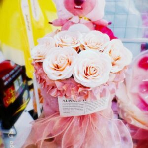 Bó hoa hồng thú bông hải ly Loopy đế nhung